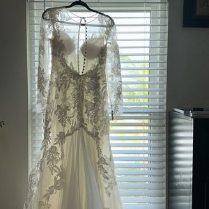 The color is cream white,the design of roses it’s a mermaid style.